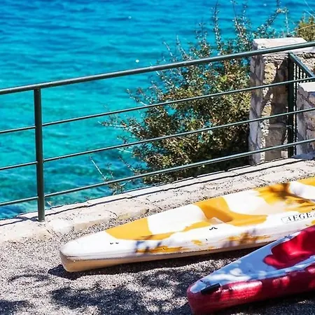 Chloe By The Sea Villa *